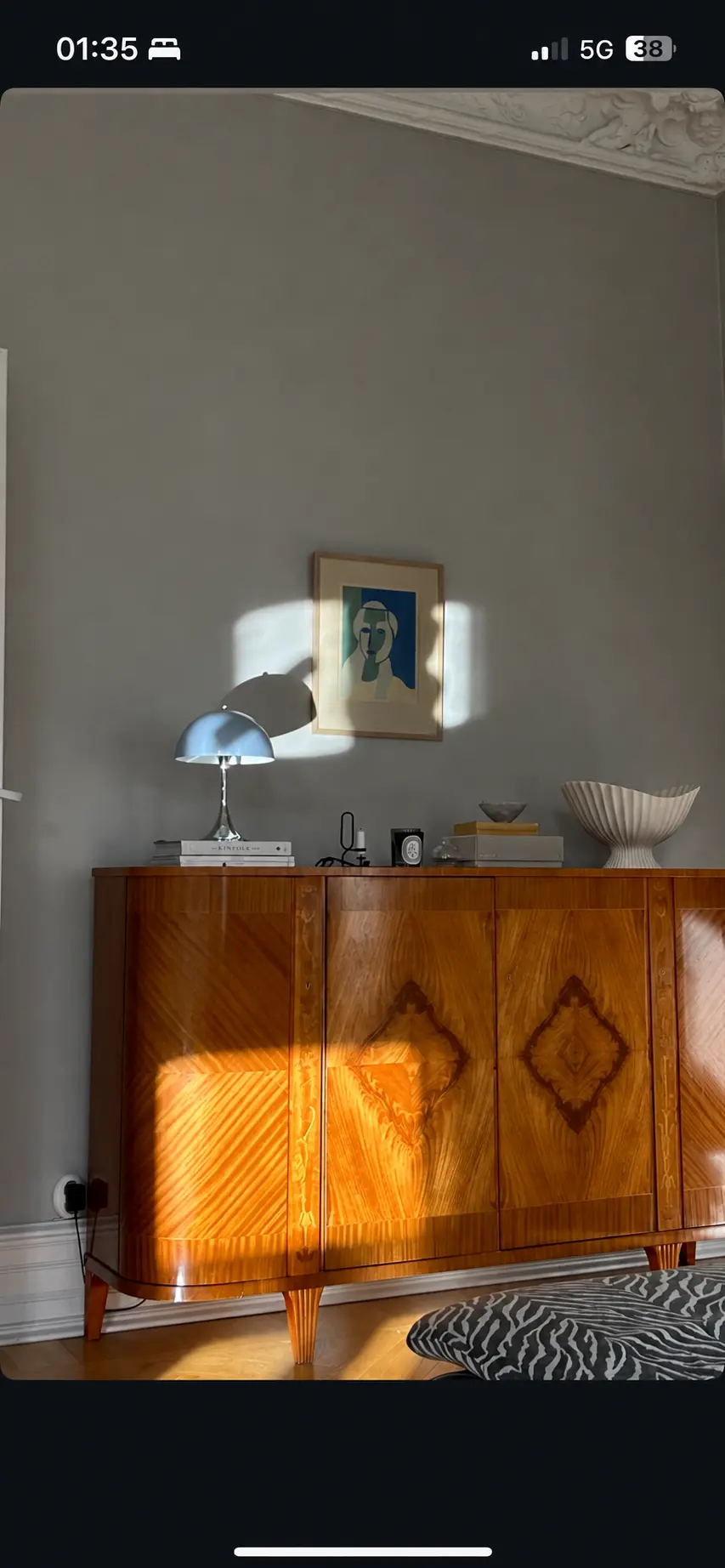 Bestaand houten meubel met lichtval en kleur in het interieur
