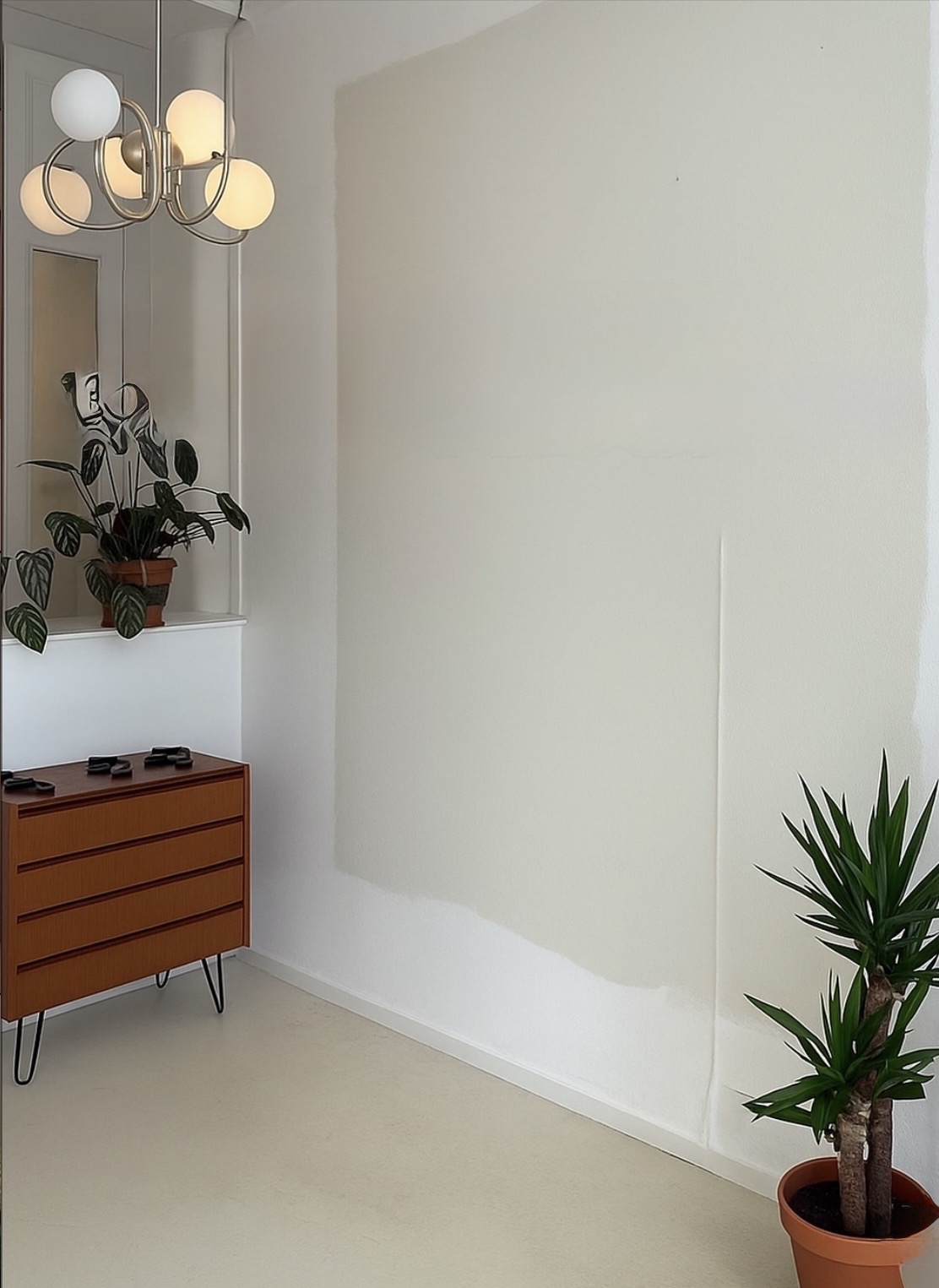 Groot verfvlak getest in het daglicht van een woning